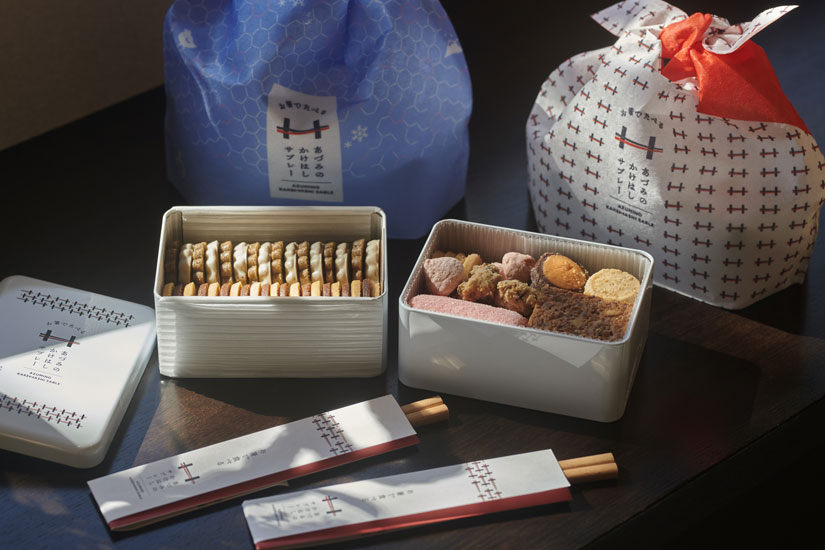 クッキー缶「あづみののかけはし」。右は通年用、左は季節デザインに