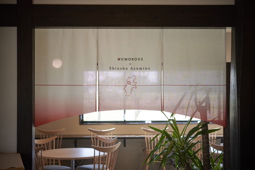 信州安曇野から&ldquo;人と人とをつなぐ架け橋に&rdquo;という思いをのれんにもデザイン