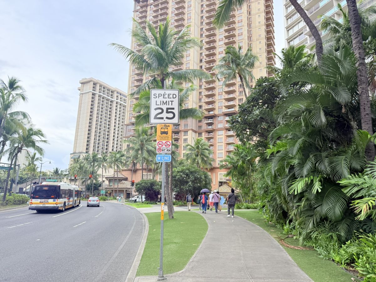 Wライン停車駅には「Wライン」の看板がついている。奥に見える建物が、ヒルトン・ハワイアン・ビレッジ内の「グランド ワイキキアン」