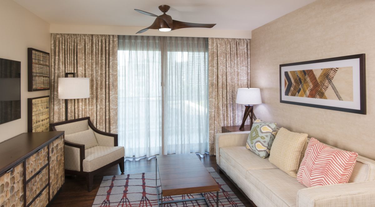 1ベッドルームスイートのリビング／ヒルトン・グランド・バケーションズ・クラブ・ザ・グランド・アイランダー・ワイキキ・ホノルル