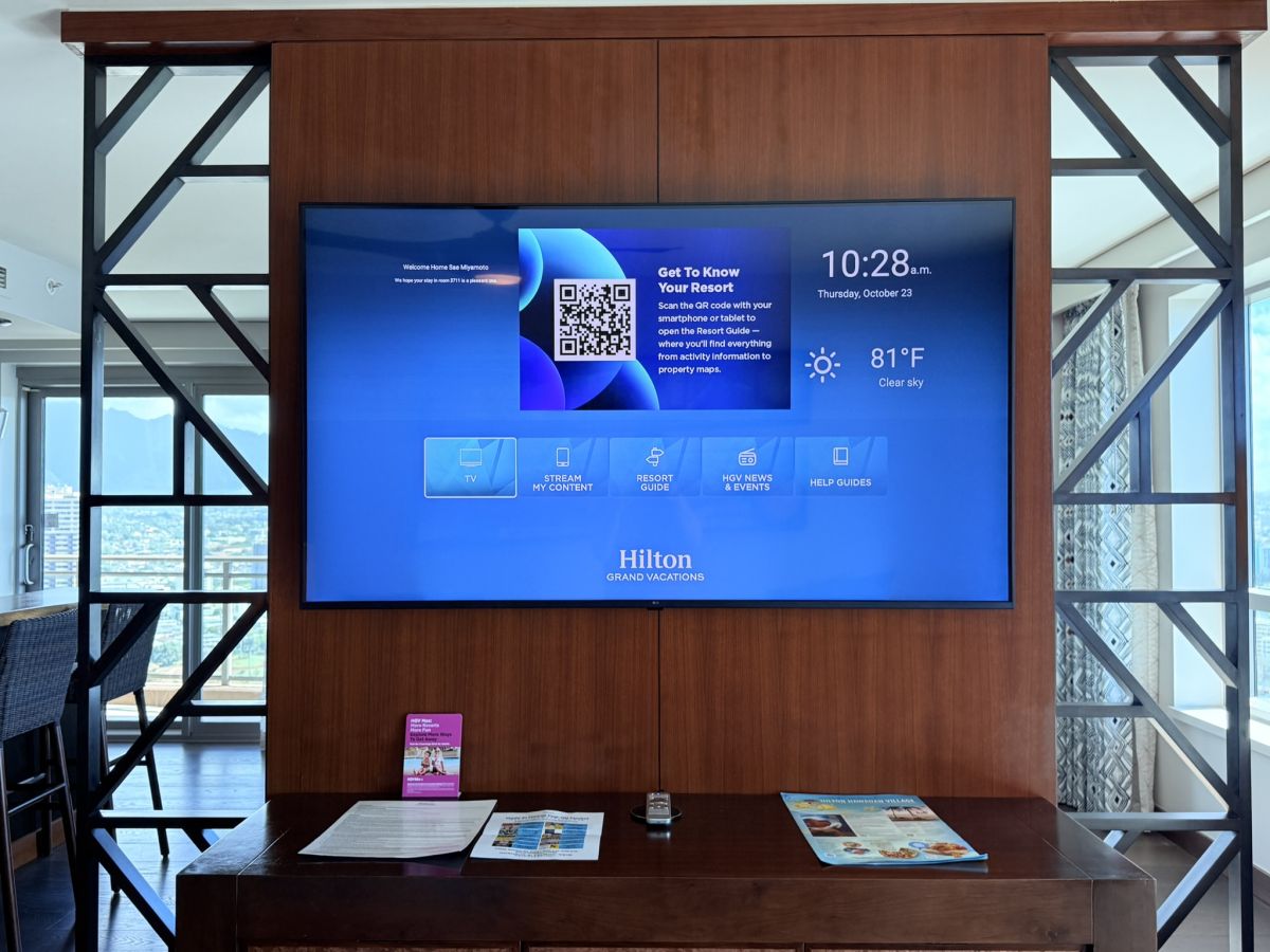 リビングにある65インチのスマートテレビ。ベッドルームのテレビは55インチ