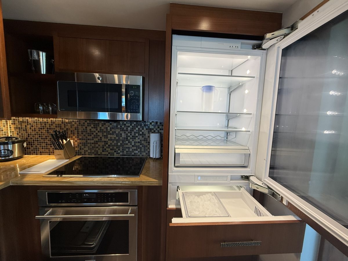 冷蔵庫は大きいので、たくさん食材を購入しても安心。製氷機も完備