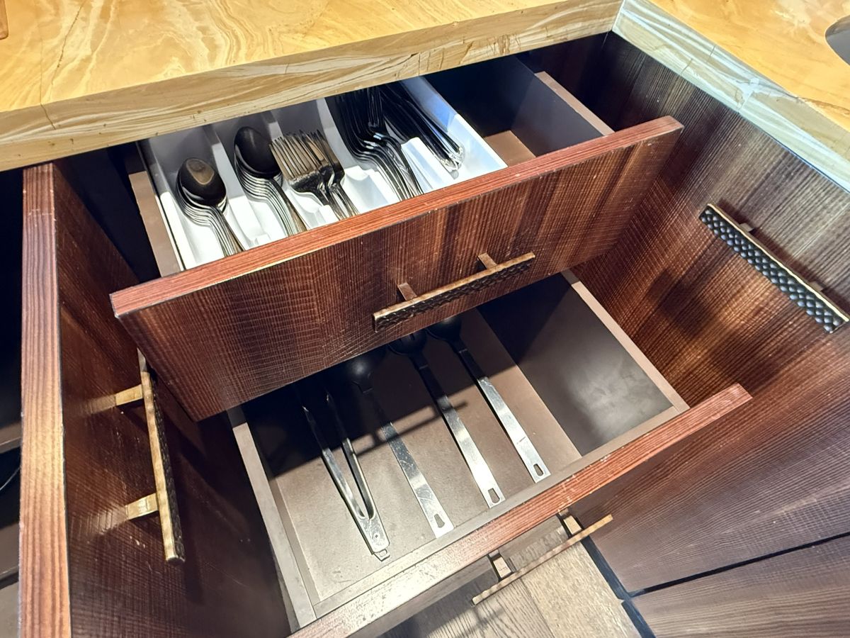 食器やカトラリー、キッチン用品が揃っている