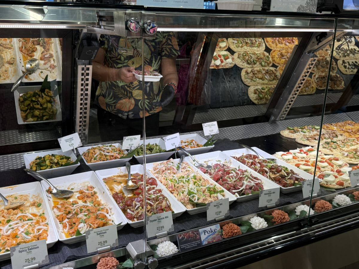 アイランド・カントリー・マーケットでは、種類豊富なポケを量り売りで購入できる