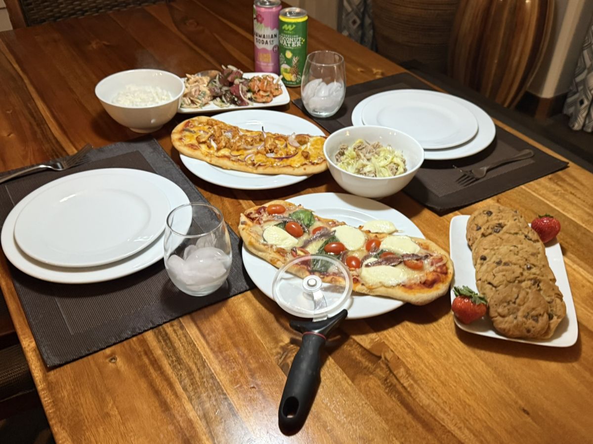 フルキッチンを活用してディナーを作ったり、購入した料理をお皿に盛り付けたり。オーブンで焼くだけでも、本格的な雰囲気の食卓に