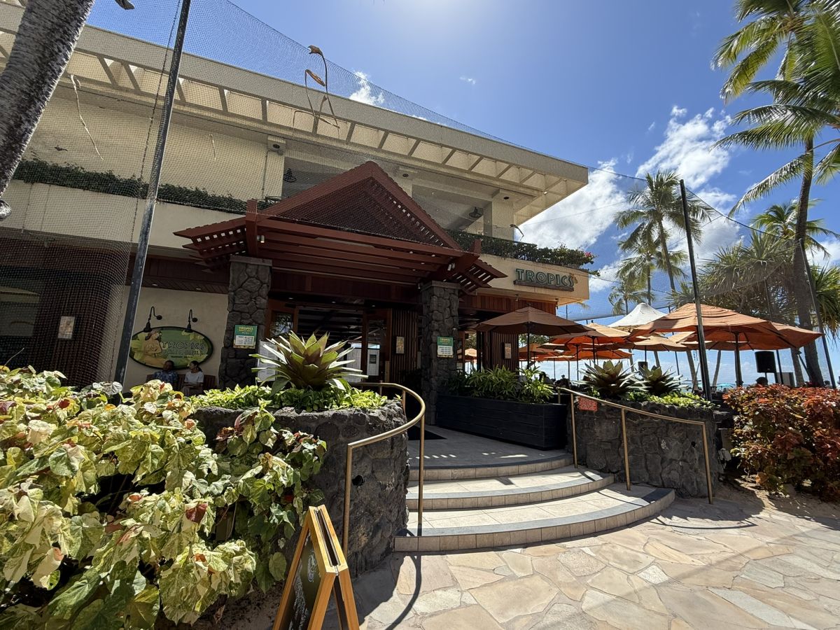 ビレッジ内にある「トロピックス・バー＆グリル」