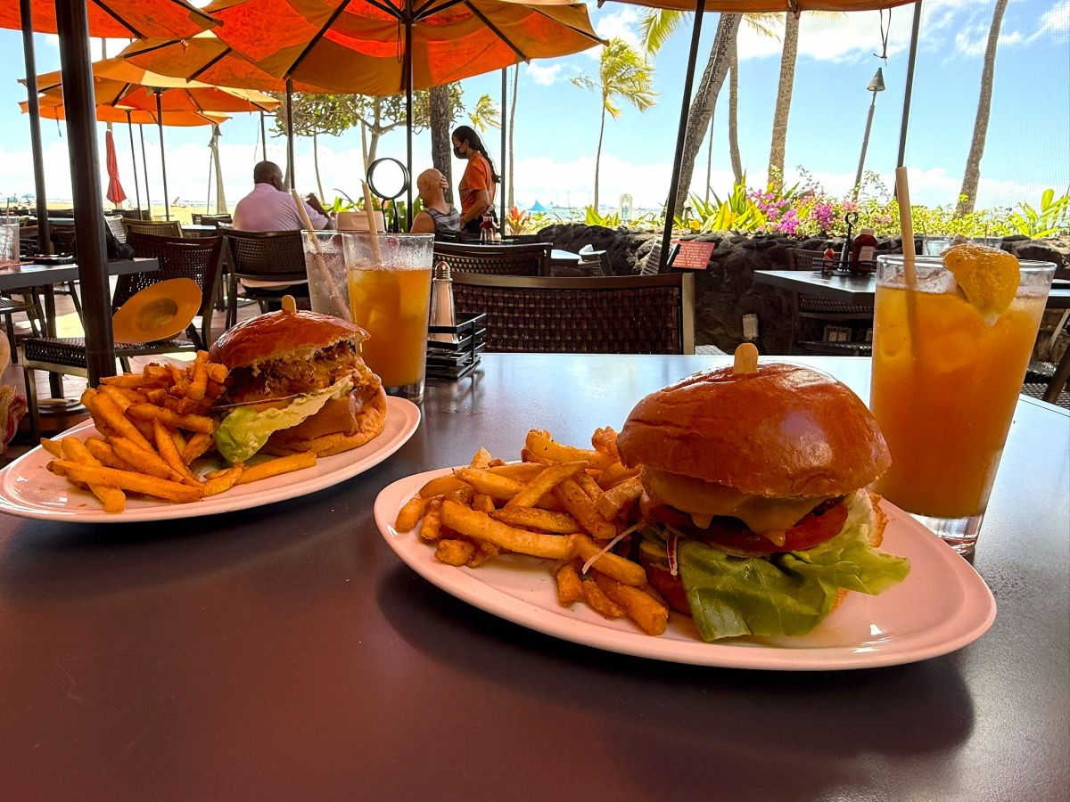 左）トロピックスてりやきバーガー　＄28 右）トロピックスバーガー　$27