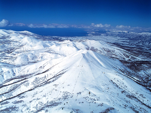 ニセコアンヌプリ山の裾野に巨大なスキー場がある