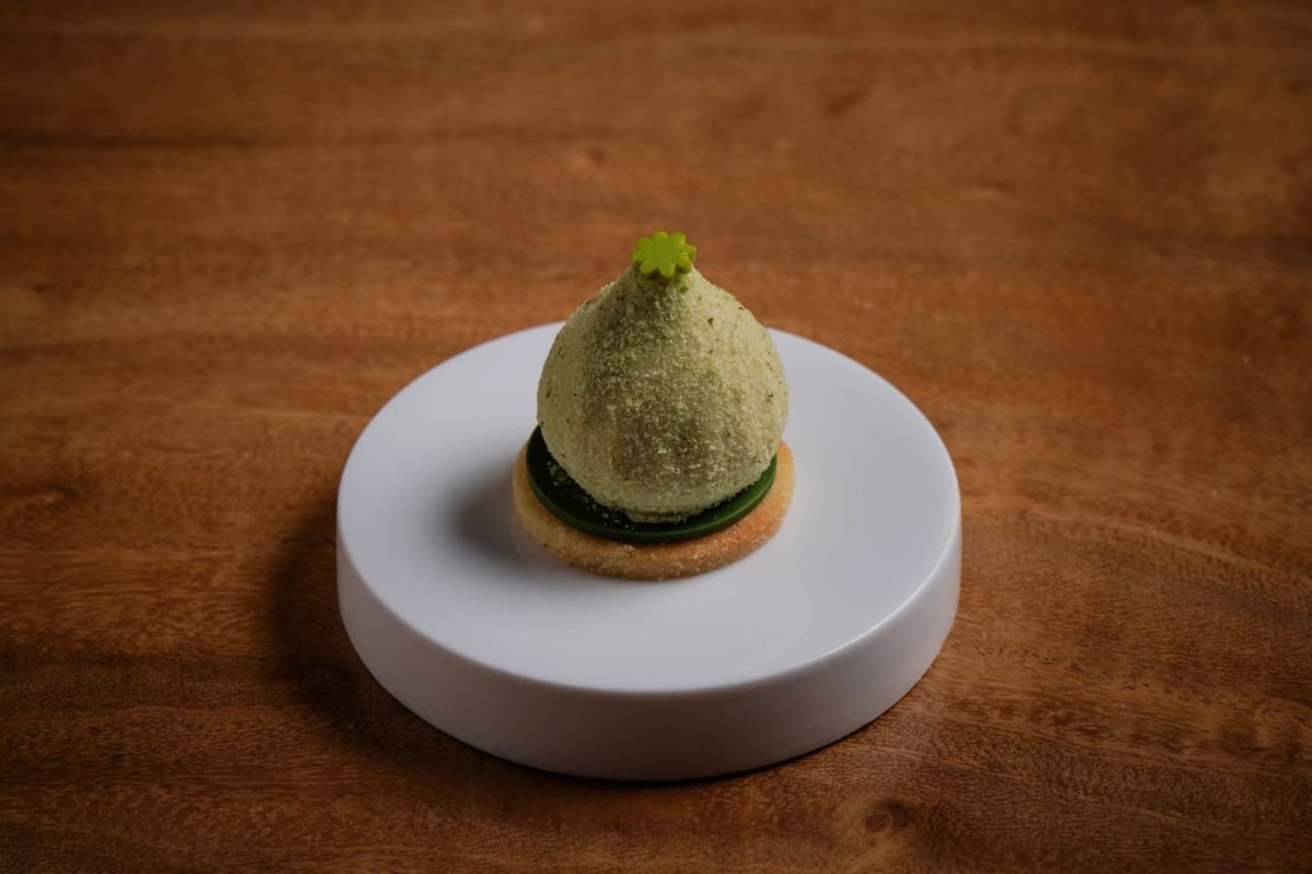 チキンとマッシュポテトのショーフロア ブレッドサブレとパセリジュレ