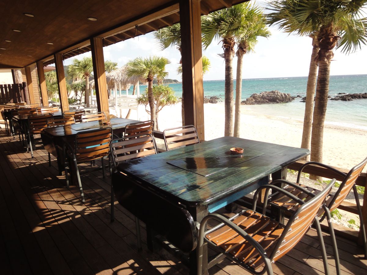 美しいビーチに面したテラス席