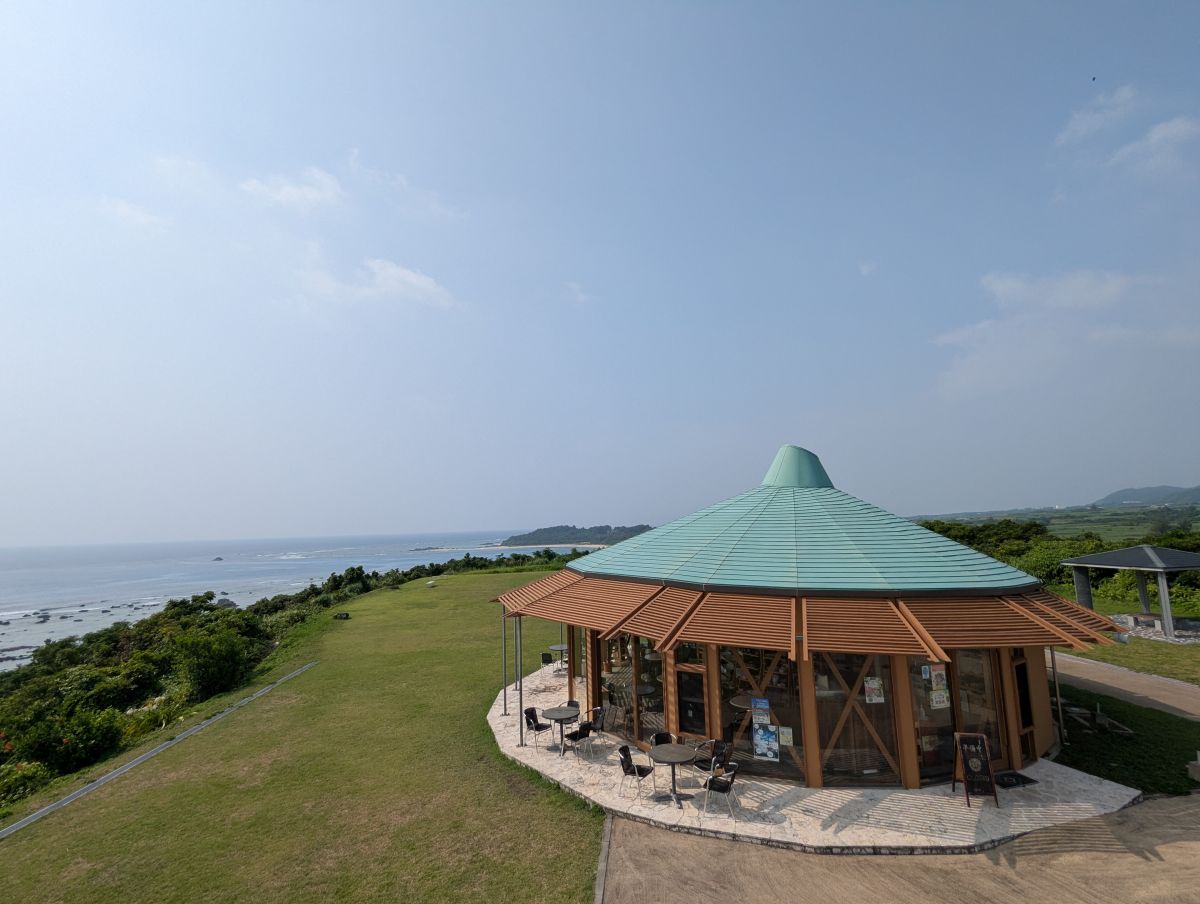 あやまる岬観光公園の芝生にある ユニークな形の建物はガジュマルをイメージしている。