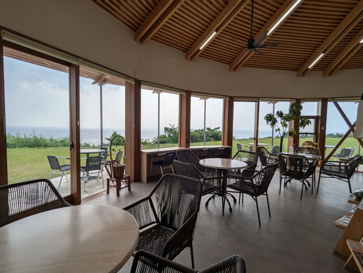 広々とした店内に並ぶチェア。海側に大きな窓があり解放感あふれている。