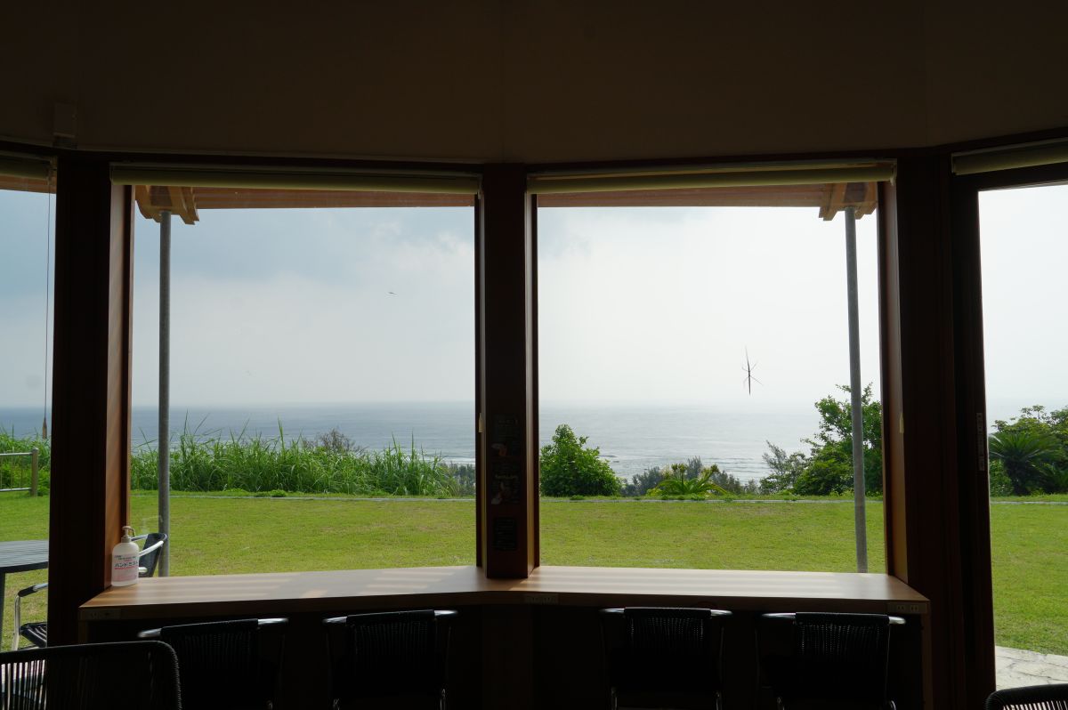 海に面したカウンター席