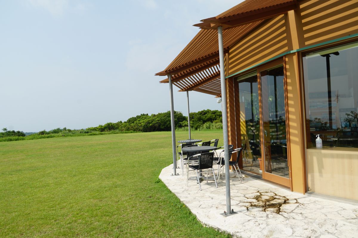 目の前に芝生広場が広がるテラス席