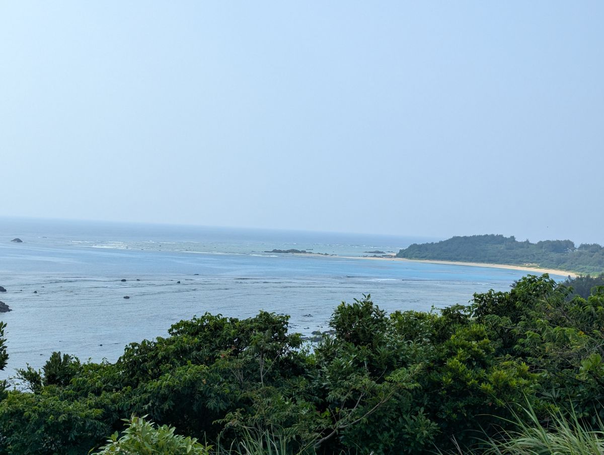 岬の周りに広がるサンゴ礁。 東に喜界島がみえることも。