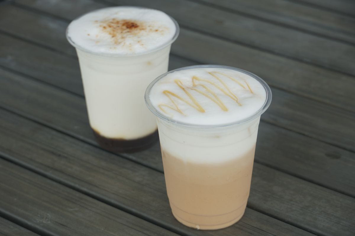 (手前から) 「島ハニーラテ」750円、「黒糖ミルク」750円