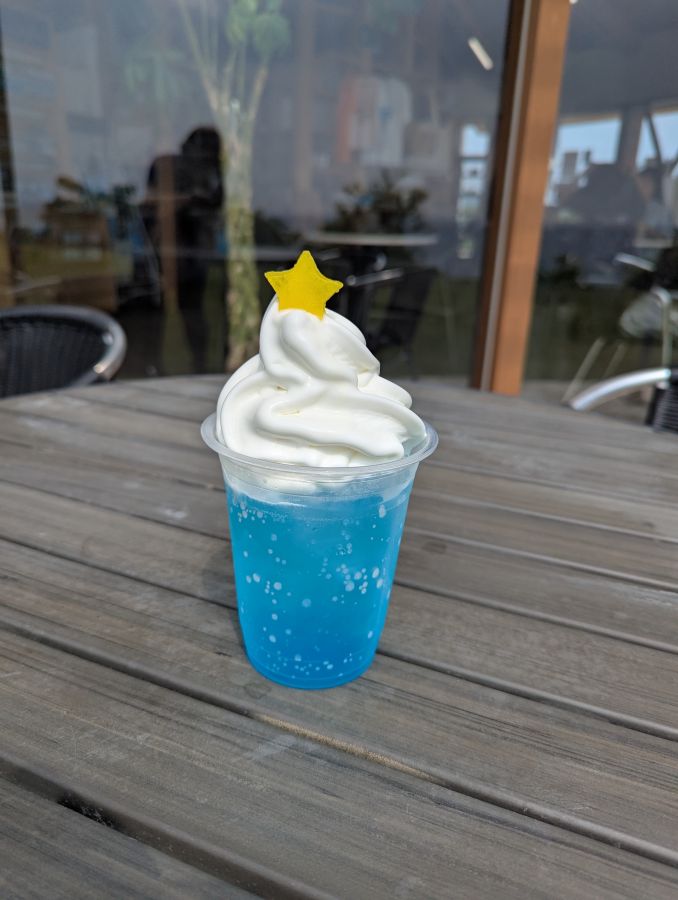 写真映え間違いなしの 「星空クリームソーダ」770円