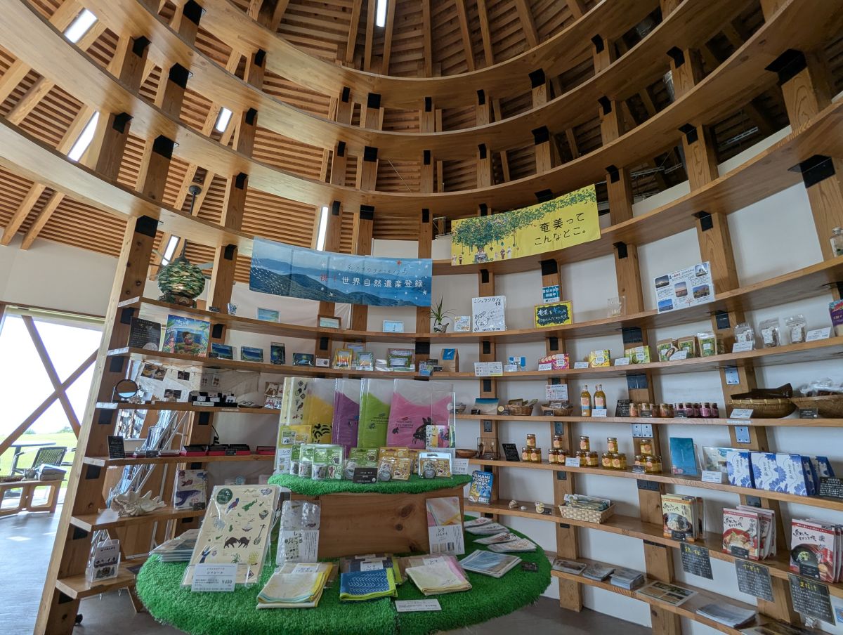 お土産にぴったりのお菓子やジャムを販売しているショップ