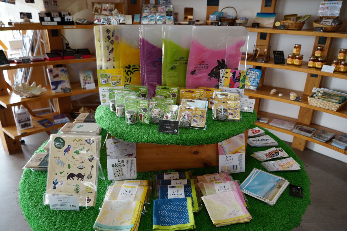 クリアファイルやマスキングテープ、ハンカチなど奄美らしさ満点のオリジナルグッズ