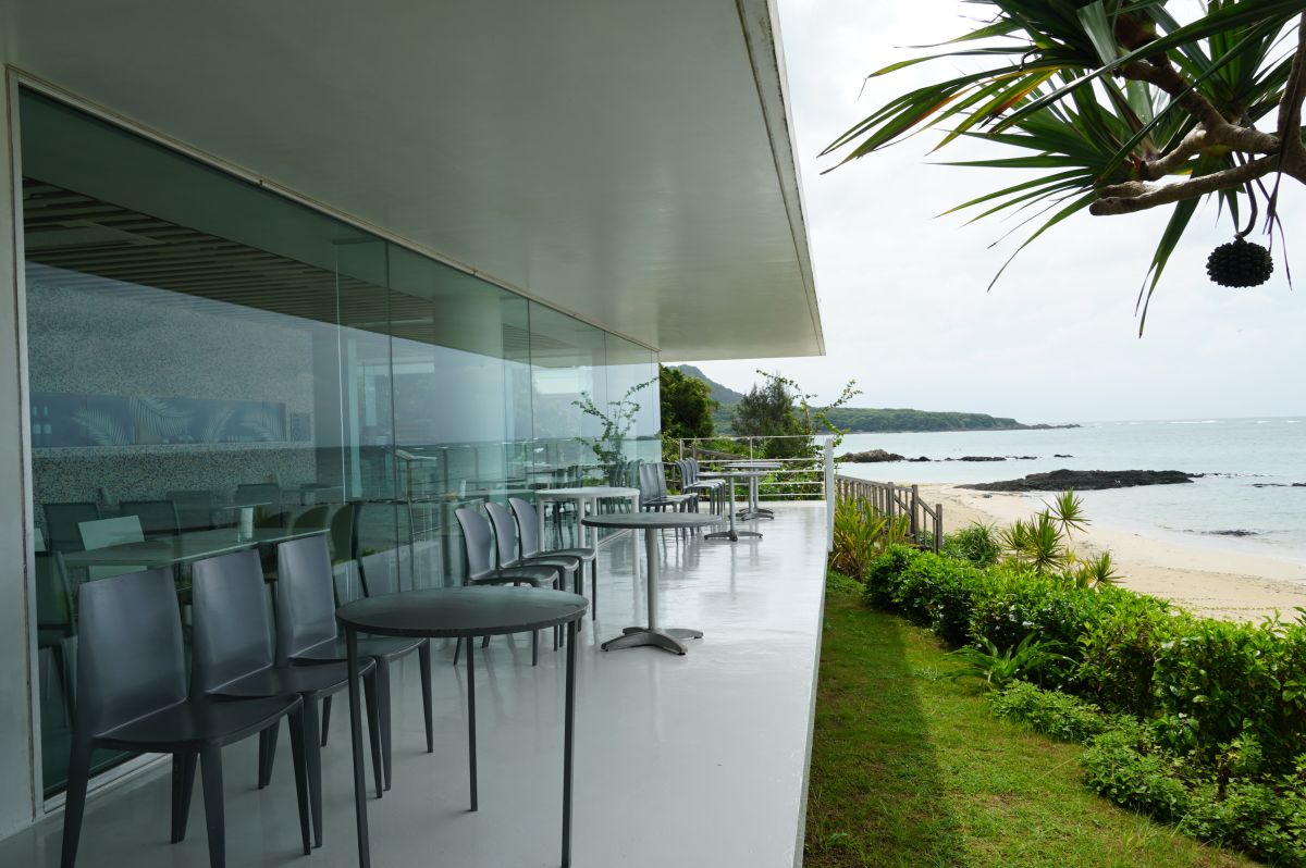 美しい空とビーチが望めるテラス席。 横の階段からビーチに降りることもできる。