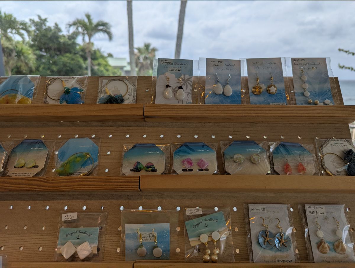貝殻を使ったイヤリングやピアスなどのハンドメイド雑貨も並ぶ