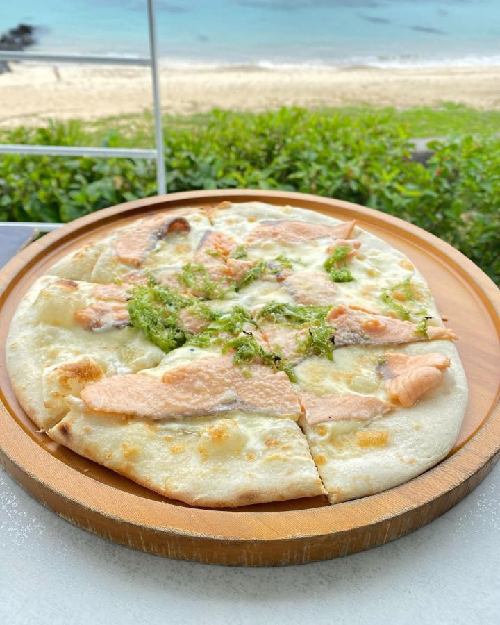人気の「鹿児島県産あおさと サーモンのピッツァ」2200円