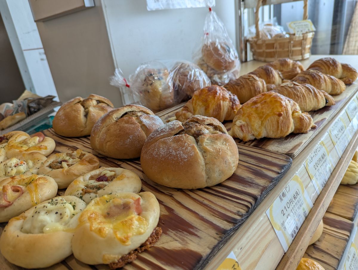 石窯で毎日焼くパンが並んでいる