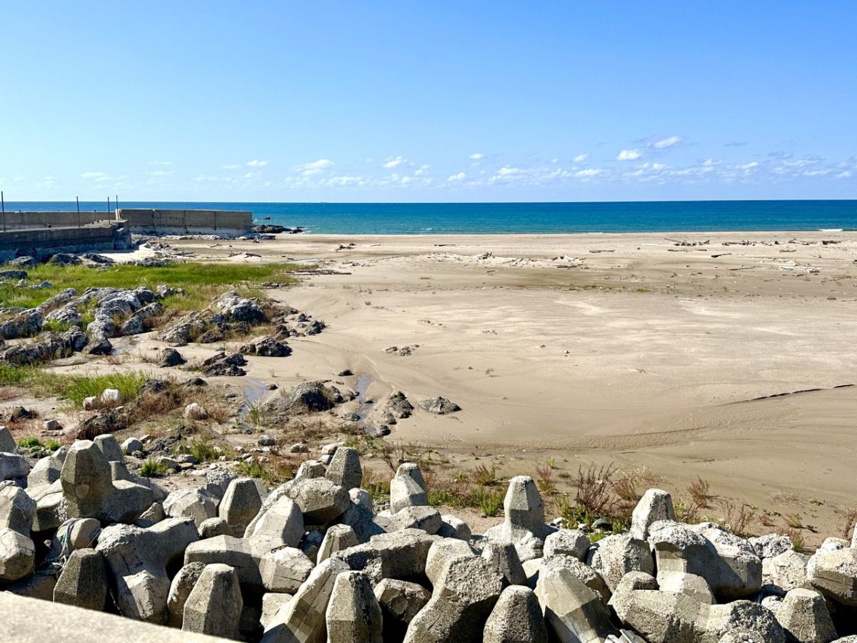 天領黒島地区の前の海岸。テトラポットの部分が震災前の海岸線でした