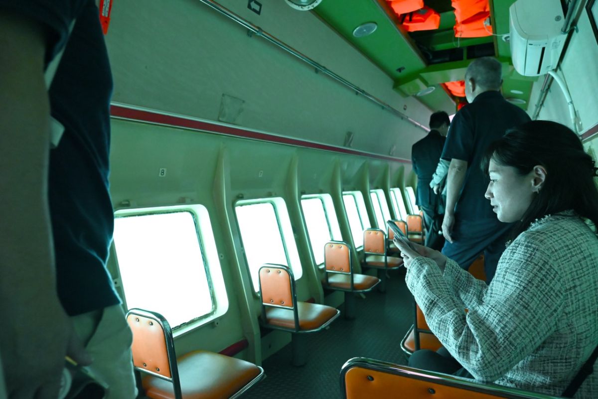 「イカす丸」の船倉からは海中を望むことができます