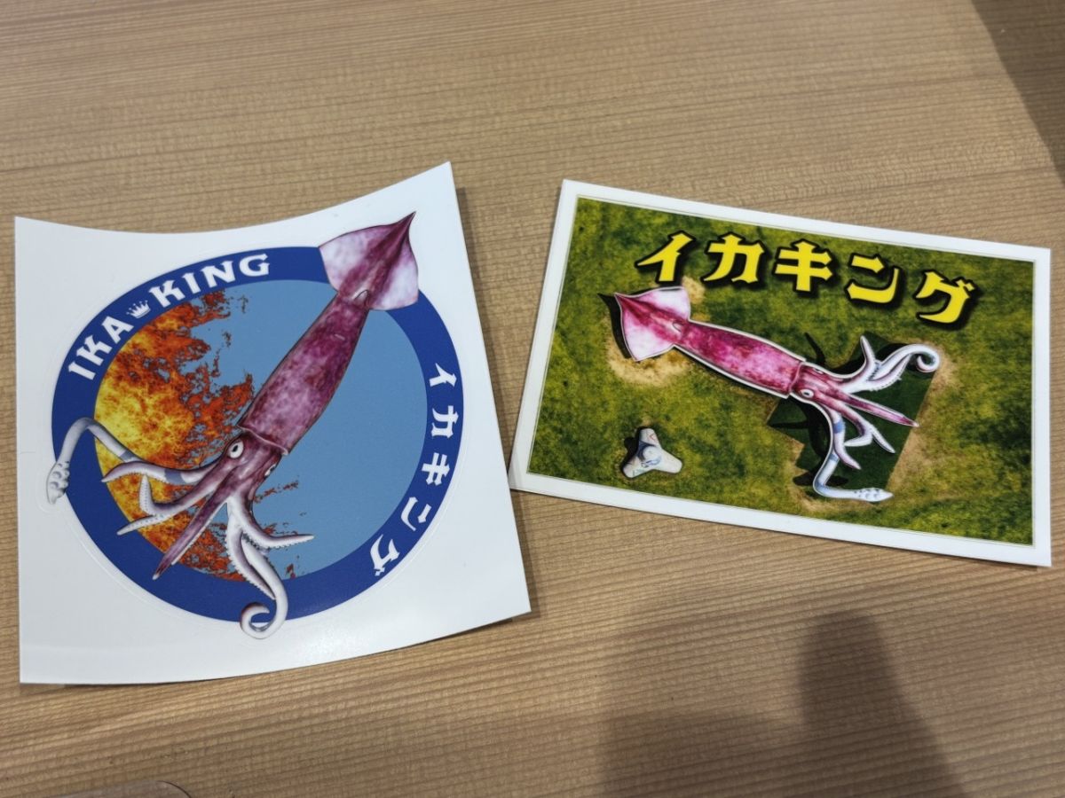 手作り感あふれる「イカキング」のステッカーもありました