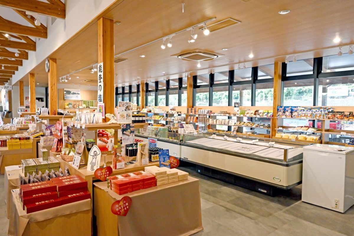 「イカの駅つくモール」では、イカを使った商品をはじめ、「いしり」や能登の塩などの調味料、地酒や菓子など地域の産品が購入できます