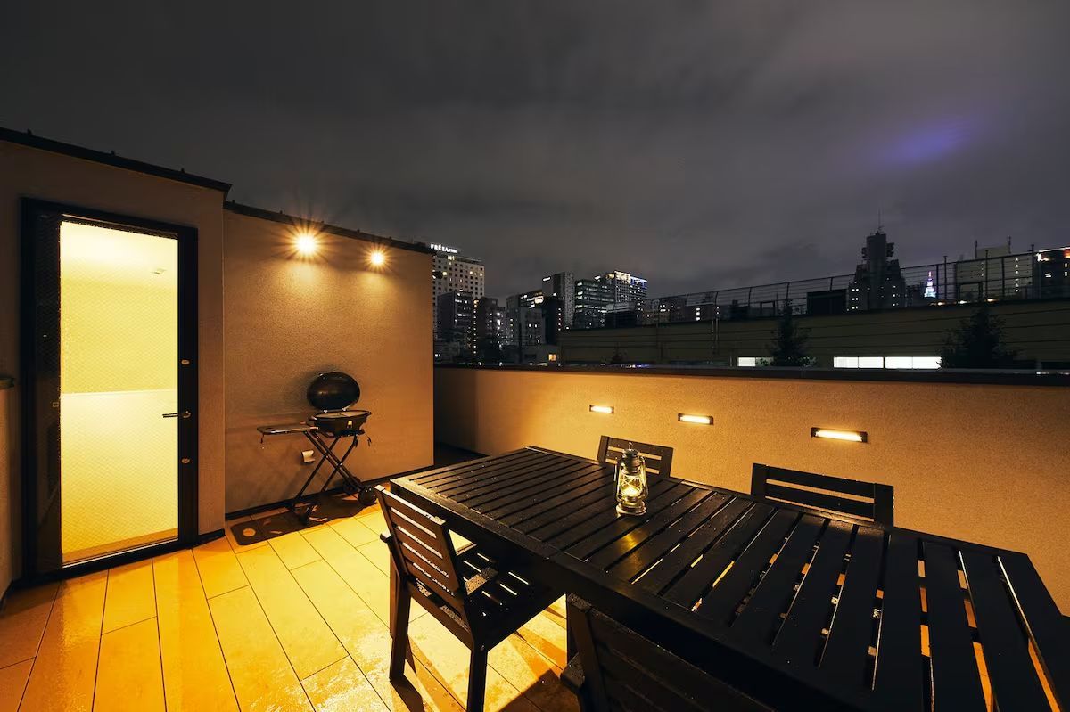 屋上バルコニー（BBQの新規利用は停止）／Photo：Airbnb