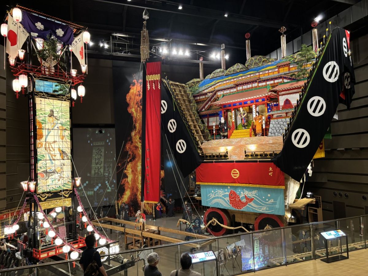 巨大なキリコ（左）とでか山（右）は、大きすぎて階上のステージからでなければ全体の撮影がむずかしいほどです