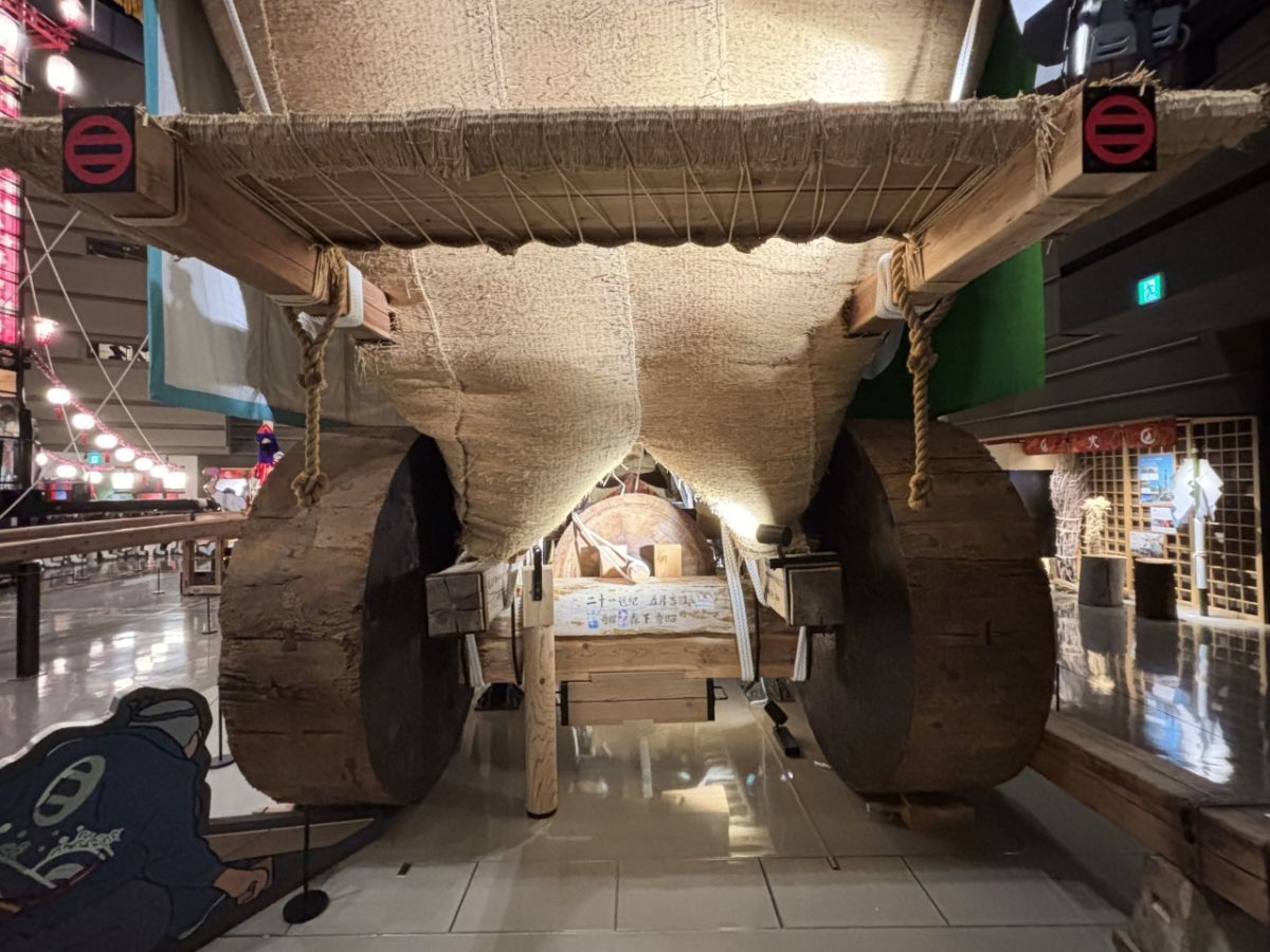 でか山を後ろから見たところ。方向転換したり止まったりする際には、巨大な車輪に大きな梃子（てこ）のような木を差し込みます