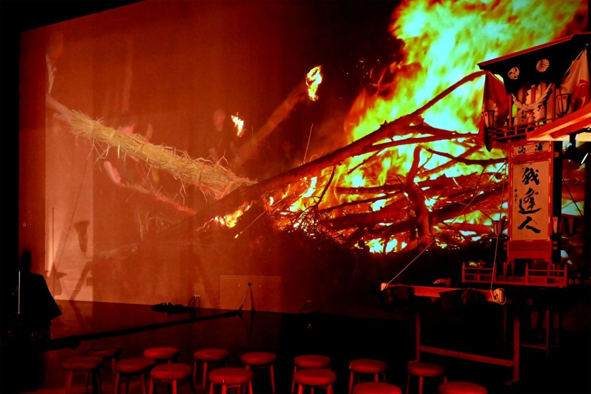 巨大なスクリーンに投影される「能登島向田の火祭」の様子