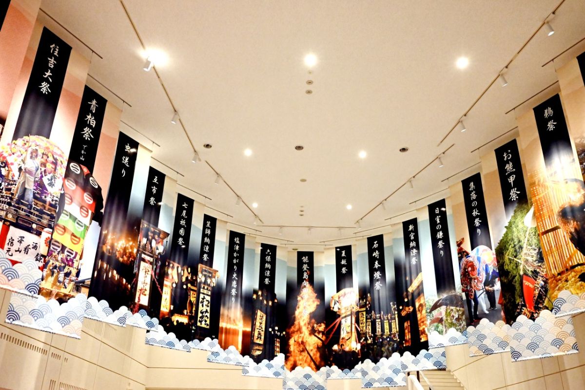 和倉温泉お祭り会館のエントランスには能登のさまざまな祭りの幟が掲げられています