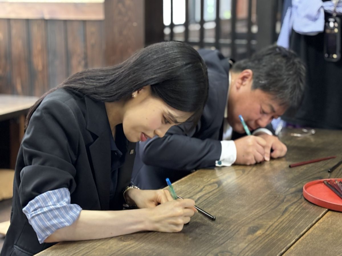 漆塗りの箸に自分で模様を彫る「My 箸づくり体験」は所要約30分、2000円