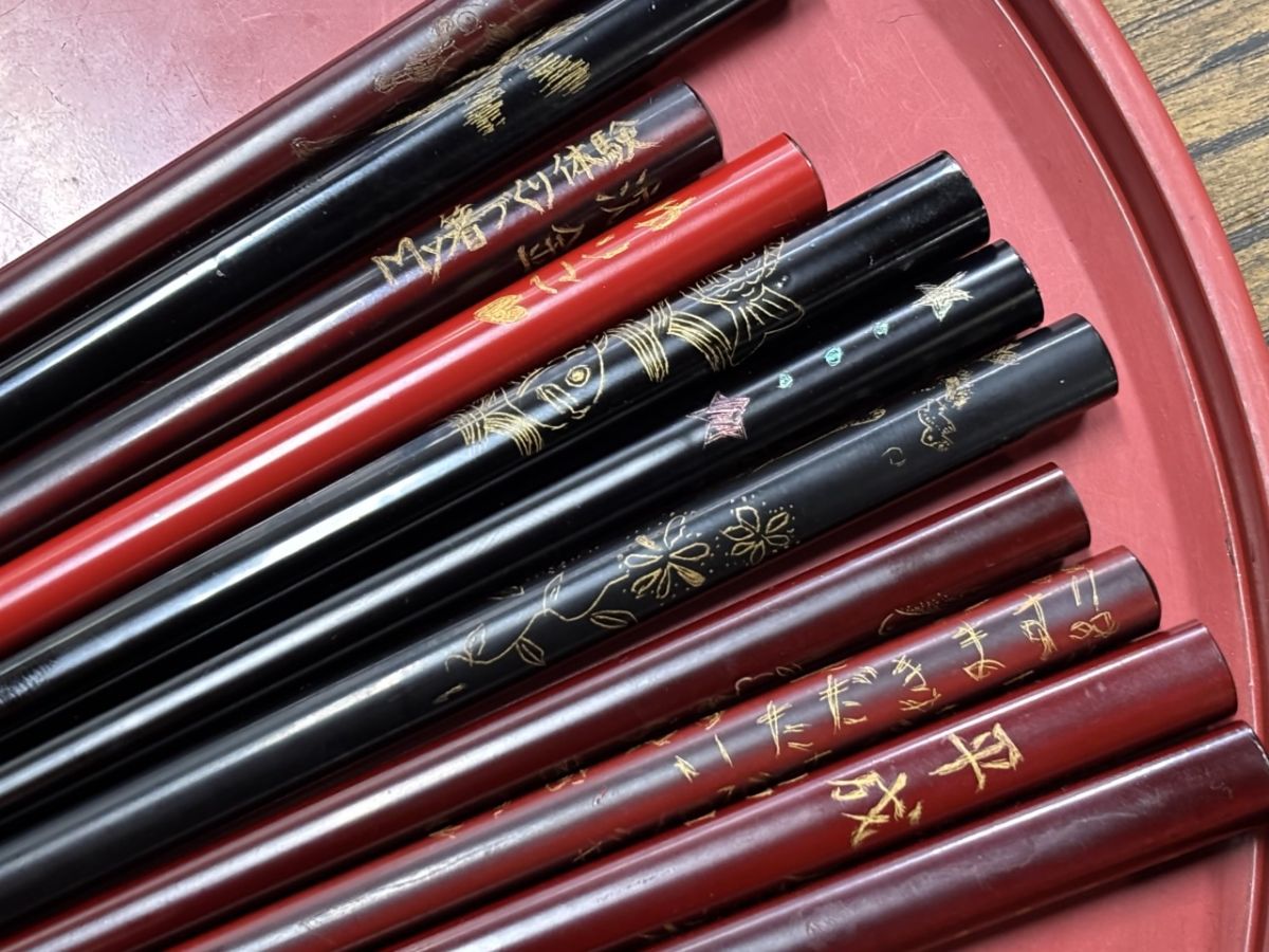 彫った部分にスタッフの方が金を入れて仕上げてくれます