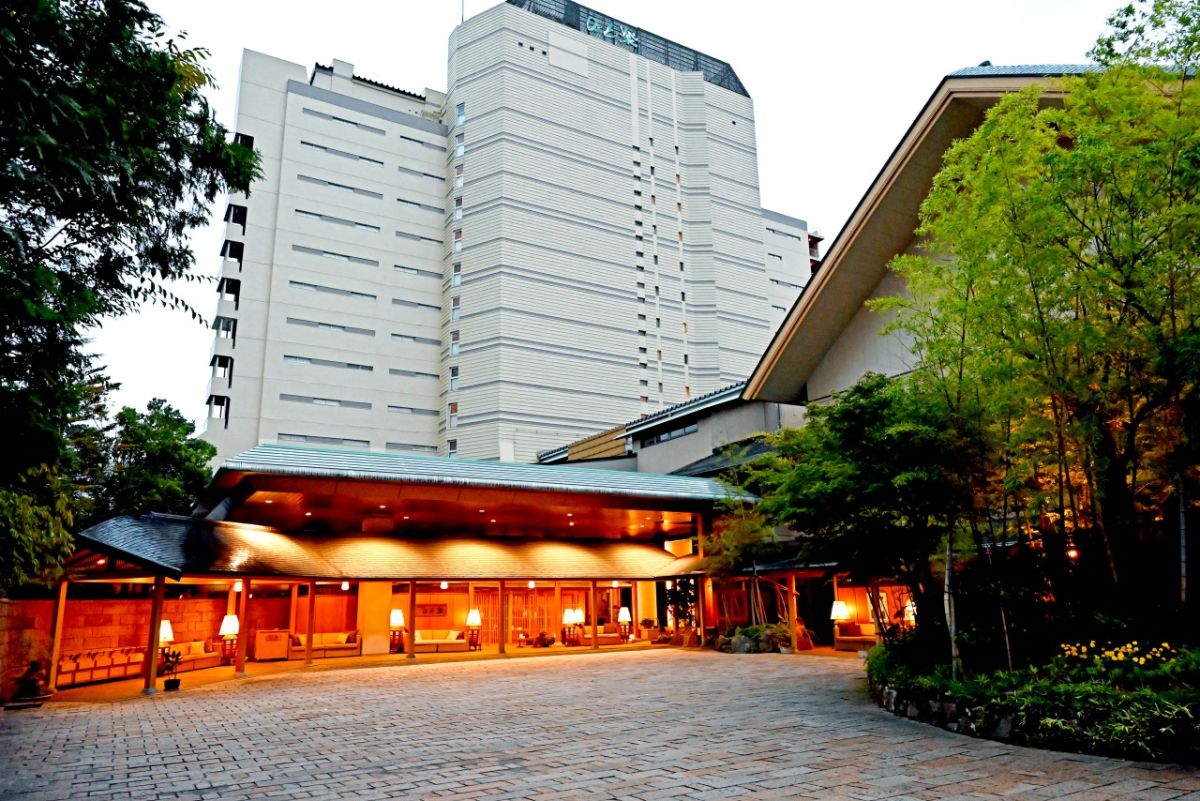 由緒ある和風温泉旅館の風格漂う「日本の宿 のと楽」のエントランス