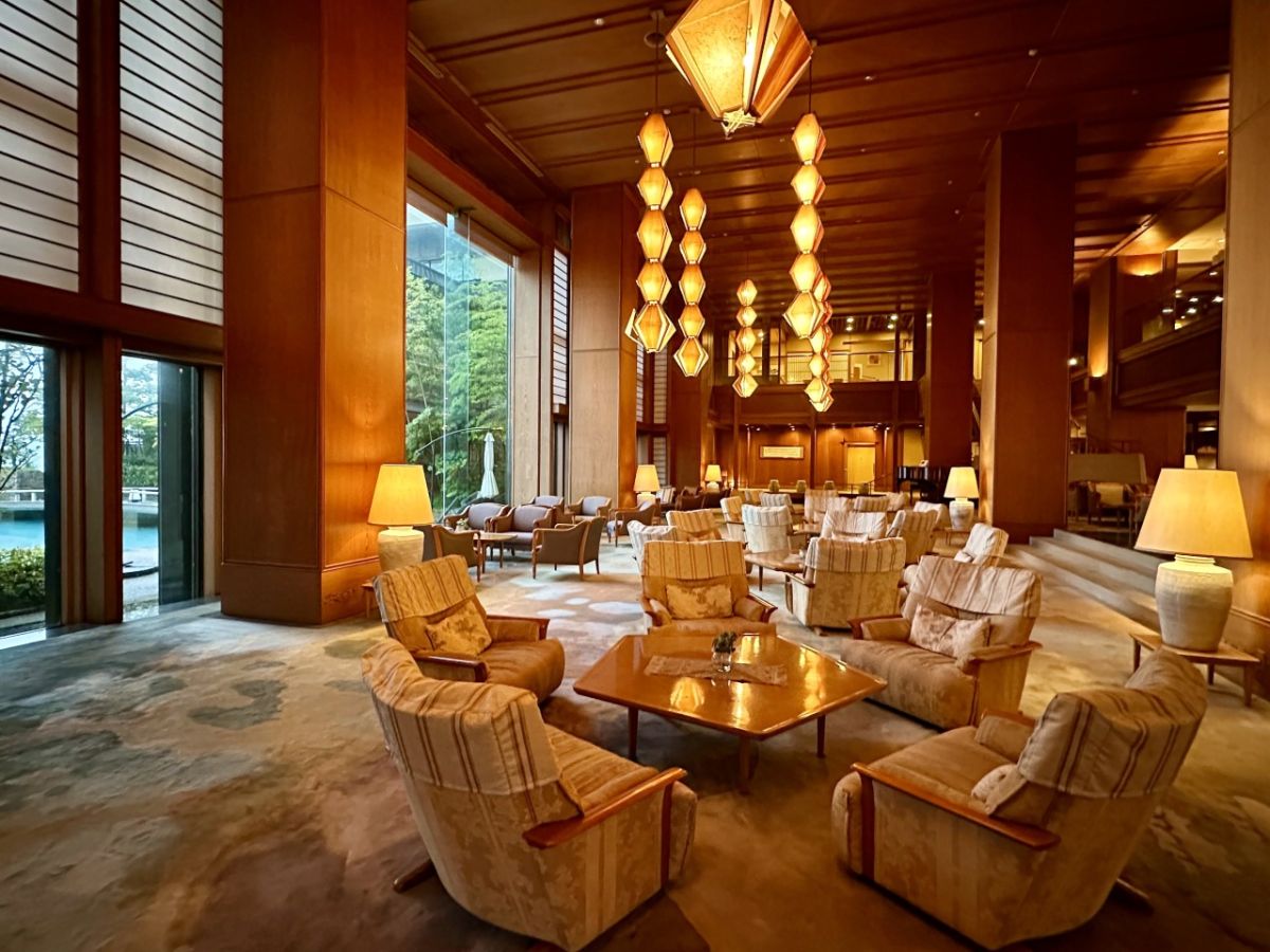 落ち着いた色調とあたたかい照明がくつろげるロビーではコーヒーなどのソフトドリンクのサービスも