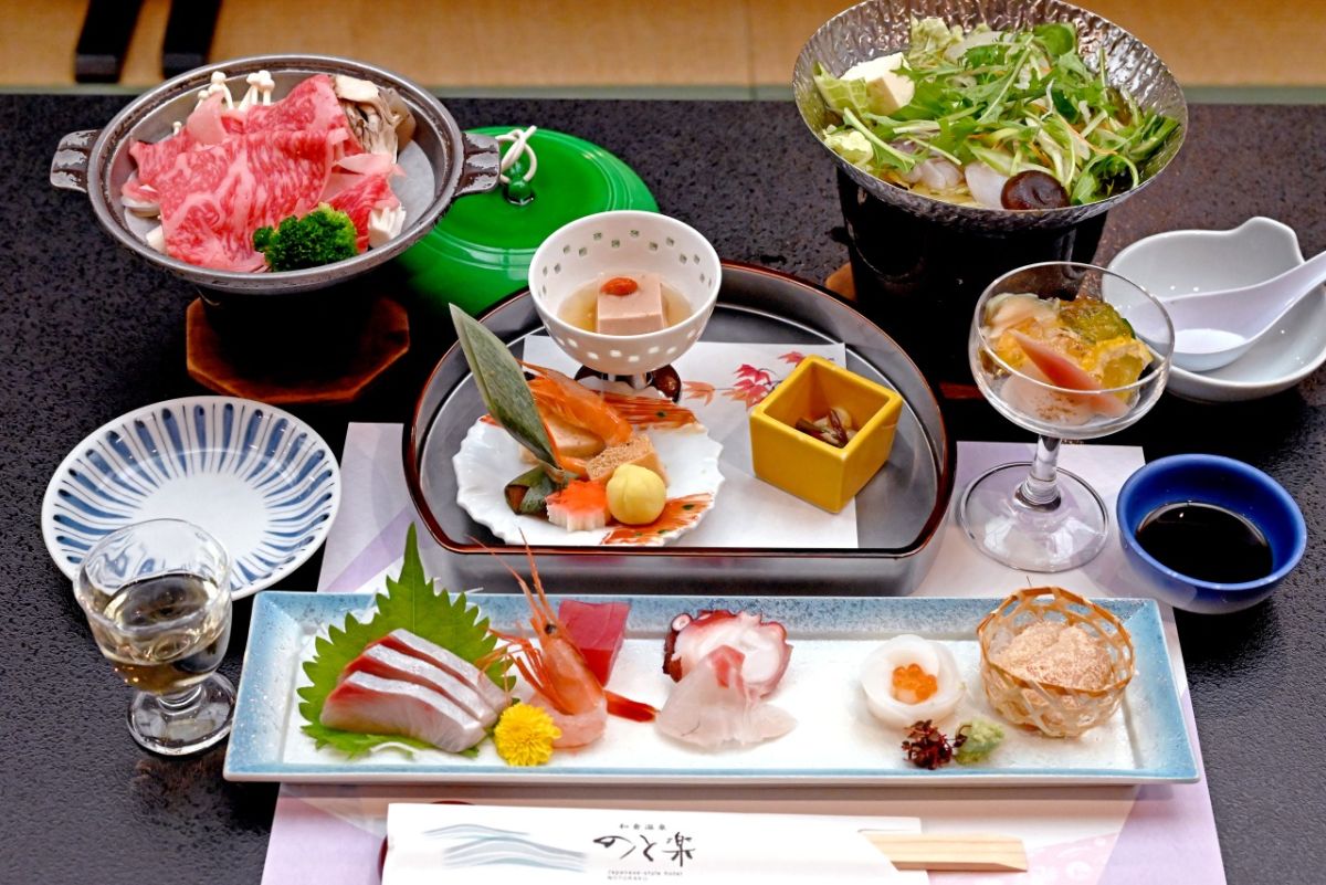 能登牛やノドグロなど、地元の素材が美しく調理された夕餉の膳