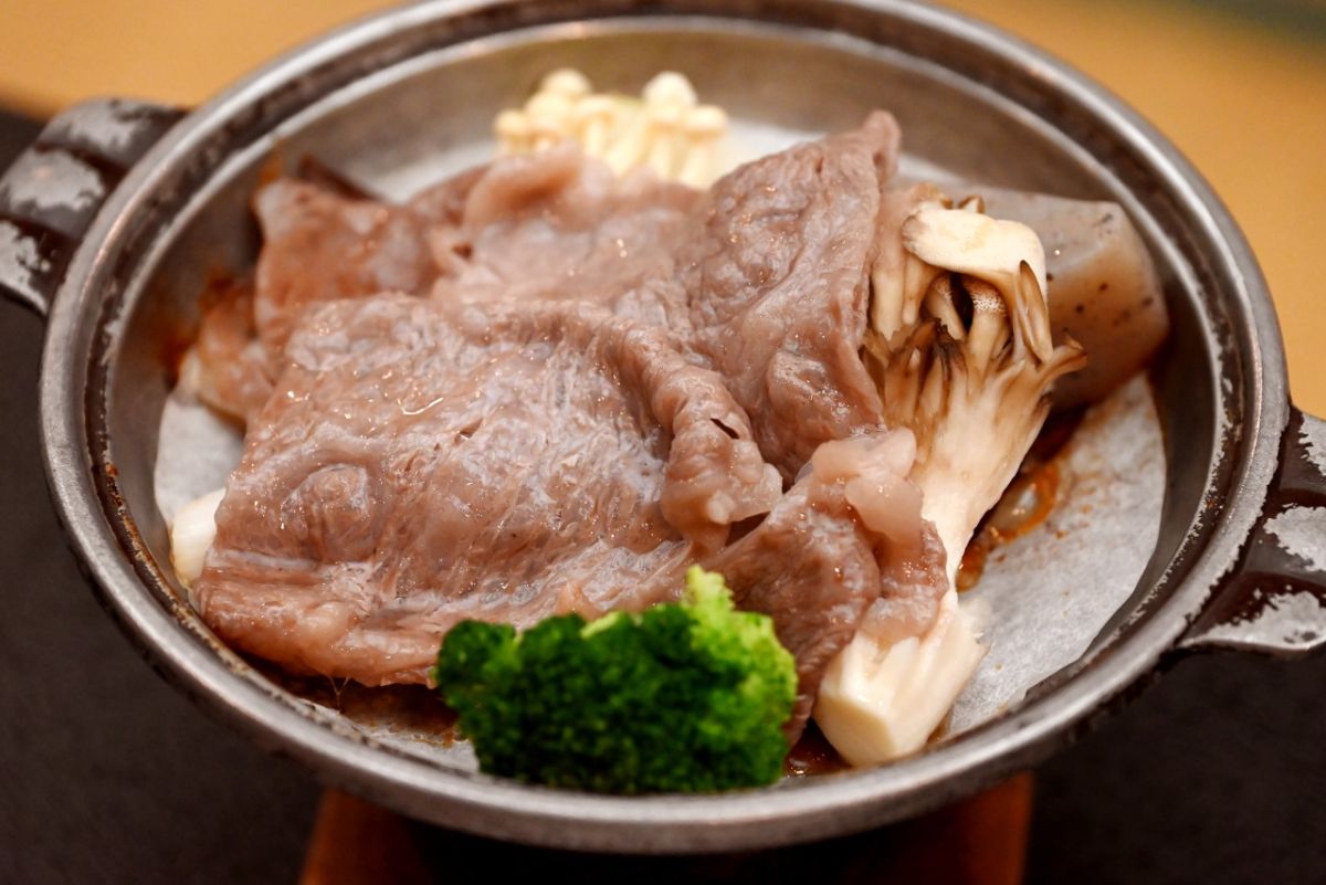 柔らかく、ひとくちで和牛の旨みが堪能できる能登牛はすき焼き風で