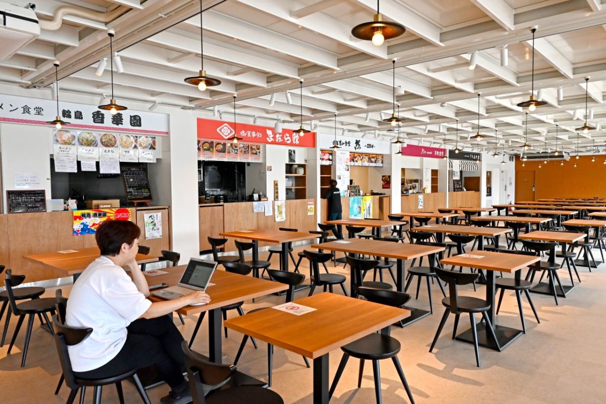 館内は柱のない開放的な空間。フードコートのように飲食店が並びます