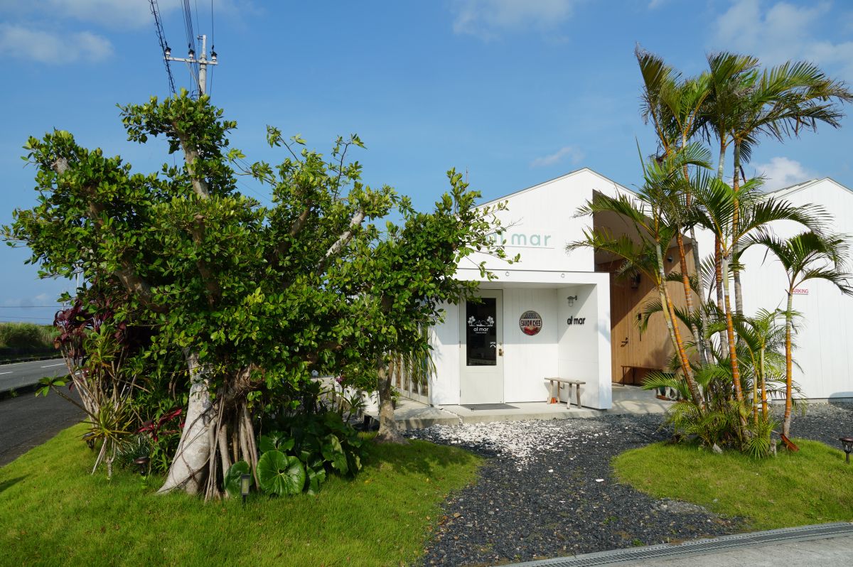 大小さまざまなグリーンに囲まれたカフェ