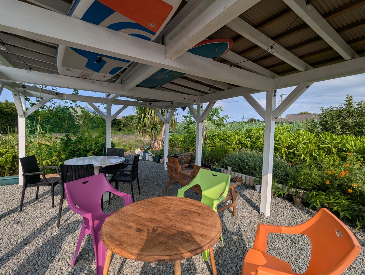 店の裏にある屋根付きのテラス席