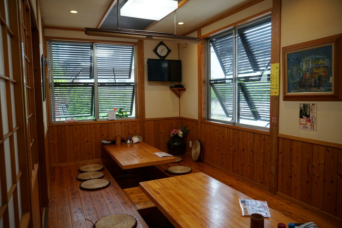 掘りごたつ式の座敷席