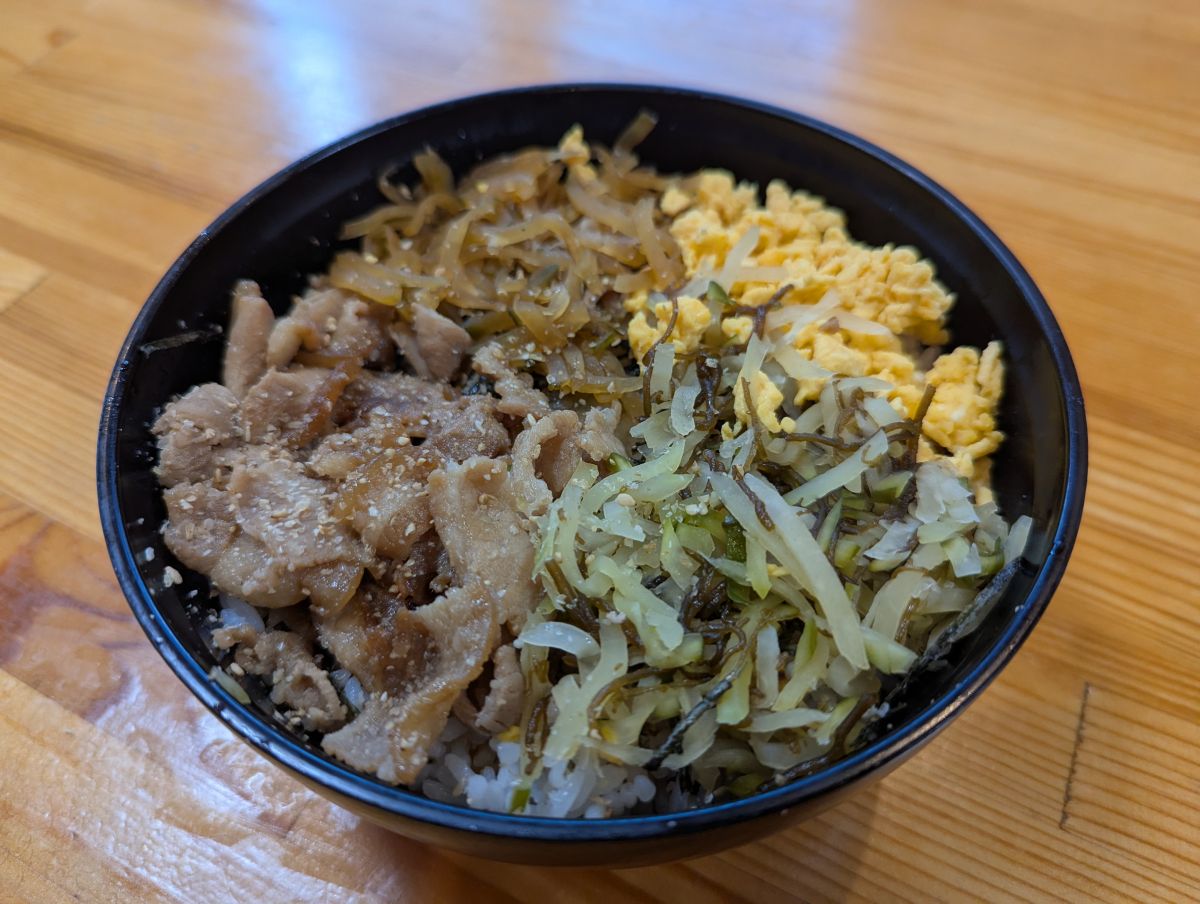 「奄美黒豚パパイヤ丼（スープ付）」900円
