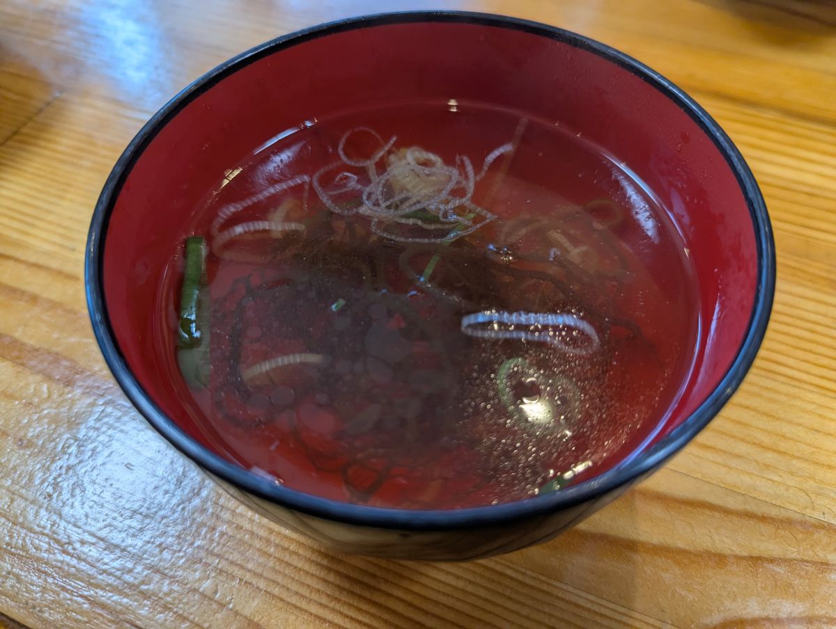 鶏だしにモズクが入っているスープ
