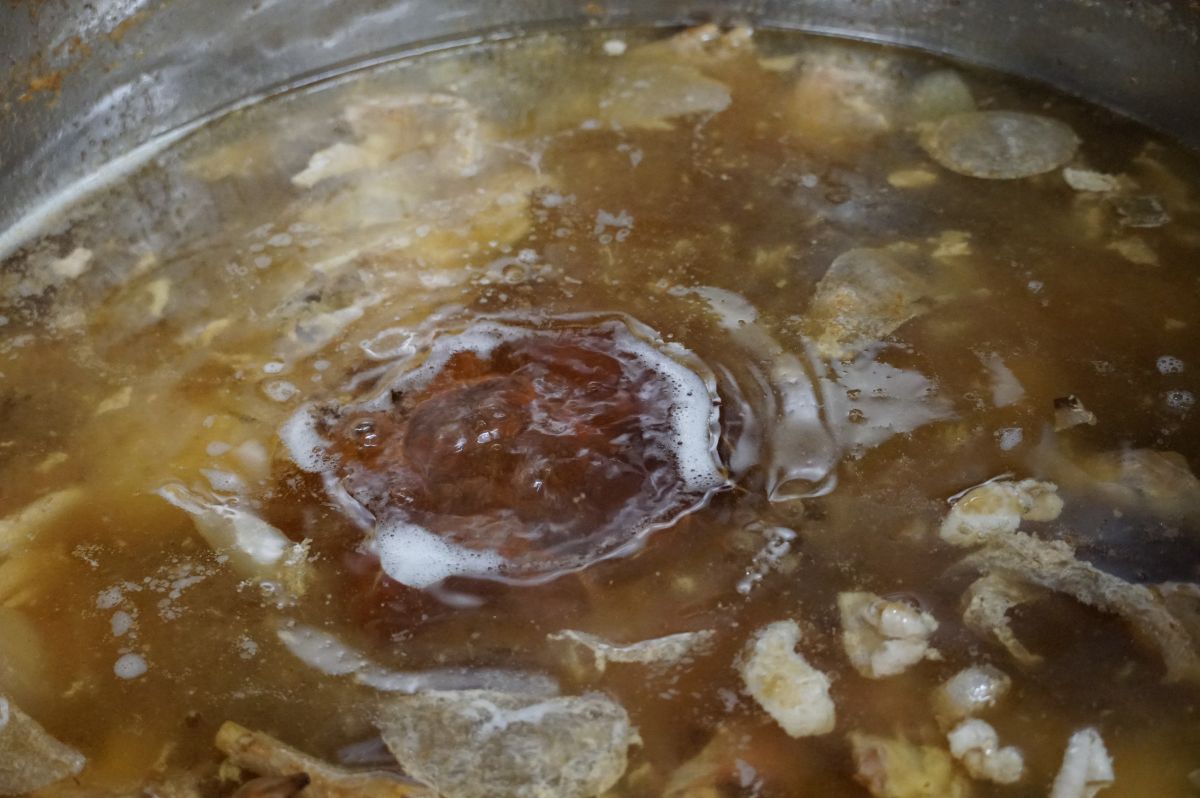 大きな鍋で煮込まれている鶏スープ