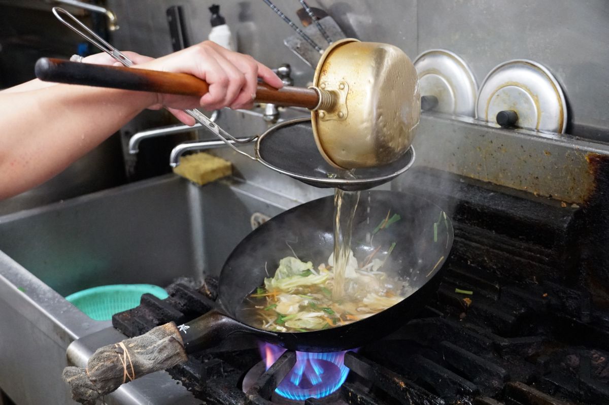 しっかり炒めた野菜を鶏スープで煮込む